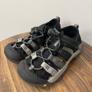 Boys keen sandals
